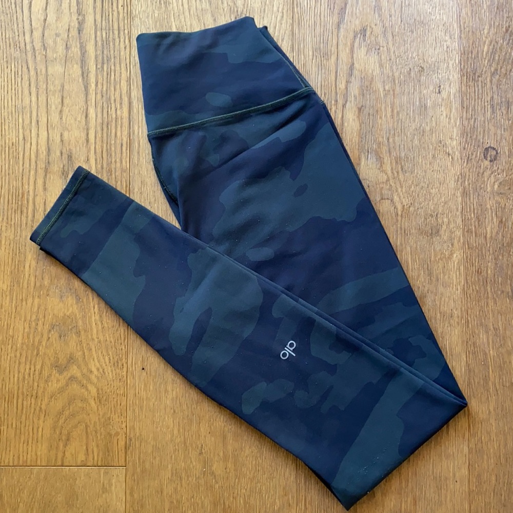 Alo Camo Yoga Pants Legging, Size Medium